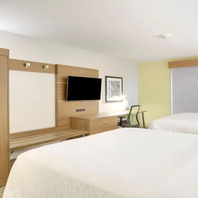 جناح بسرير كوين، Holiday Inn Express Suites Portland 2/3