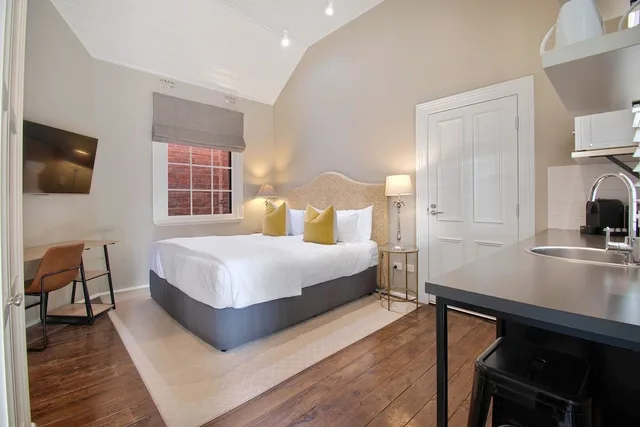 جناح استوديو بسرير كينج، The Houston Hotel 4/5