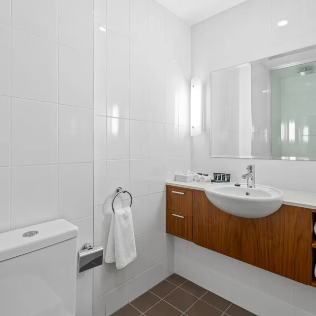 Courtyard, Single Bed, Balcony، Amora Herencia Riverwalk Melbourne 4/5