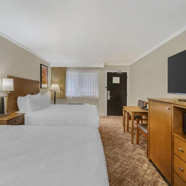 غرفة خارجية بسريرين كوين، Best Western Plus Northwoods Inn 1/9