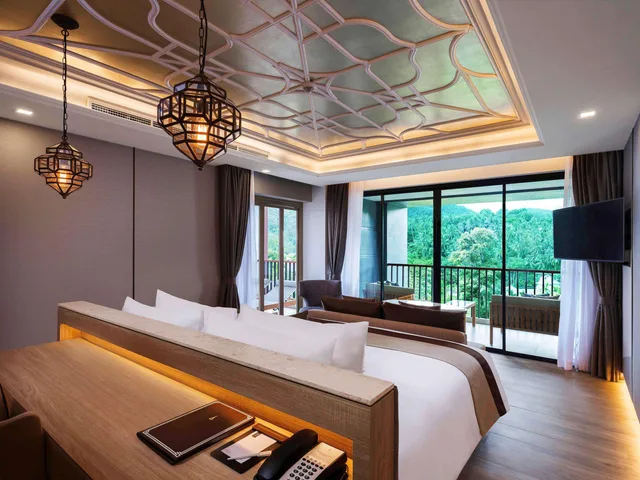 جناح ديلوكس بسرير كينج بإطلالة على الجبل، Avista Grande Phuket Karon MGallery 1/10