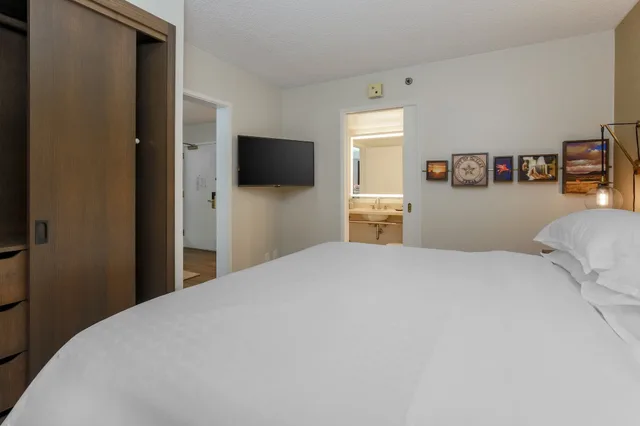 جناح بسرير كينج بشرفة مع أريكة، Sheraton Suites Market Center 1/4