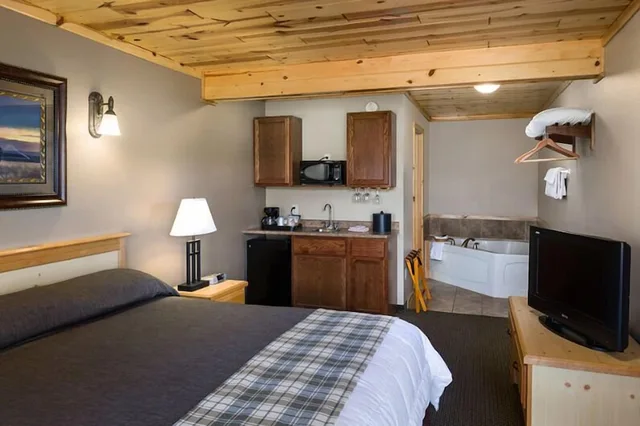 جناح بسرير كينج بحوض جاكوزي، Rock Crest Lodge And Cabins 1/1