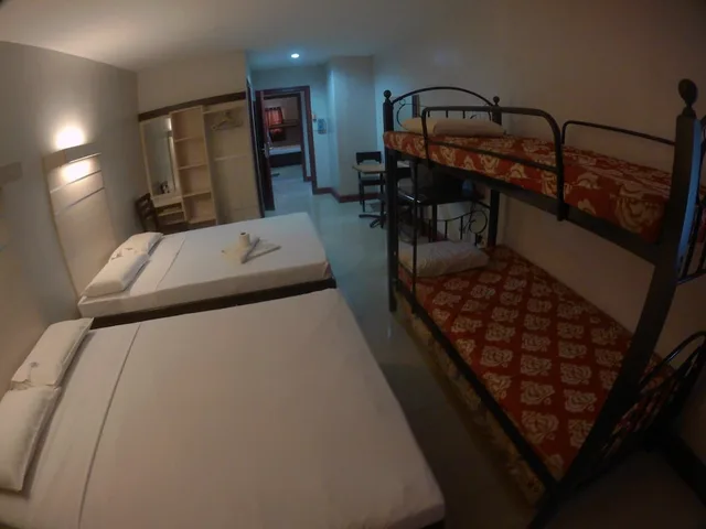 غرفة أساسية بسرير مزدوج وسرير فردي وأسرّة بطابقين بإطلالة على المدينة، The Loft Inn 3/3