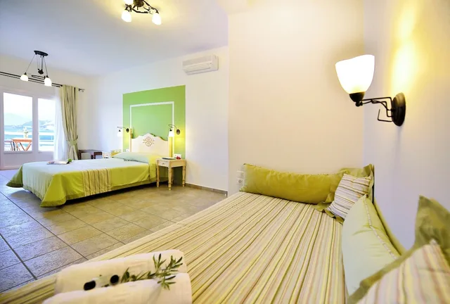 غرفة سوبيريور بسرير مزدوج بإطلالة على البحر بشرفة مع أريكة، Pelican Town Hotel 2/3
