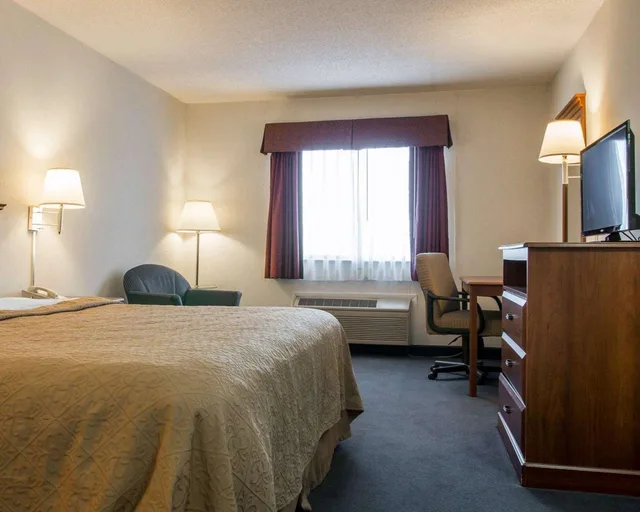 غرفة بسرير كينج، Quality Inn Hudsonville South 2/2