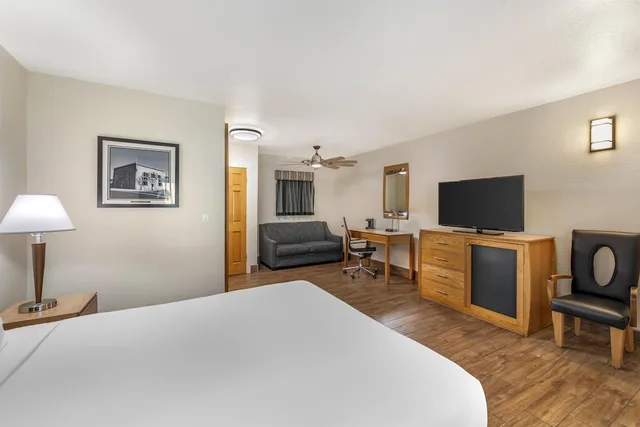 غرفة قياسية بسرير كوين مع أريكة، Best Western Pine Tree Motel 3/4