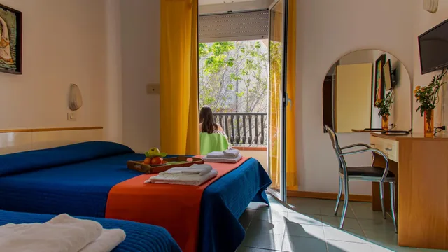 غرفة قياسية ثلاثية بشرفة، Hotel Plaza 10/10