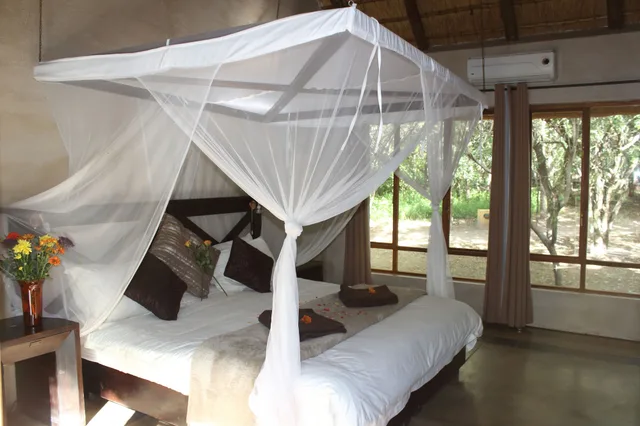 جناح شهر العسل بسرير كينج، Thornhill Safari Lodge 2/4