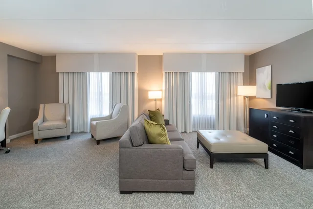 Suite, King Bed, Living Area, Holiday Inn Wilmington 7/7