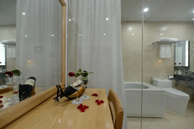 جناح شهر العسل بسرير كوين، Blue Hanoi Inn City Hotel 4/4
