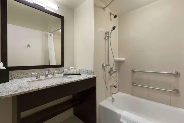 جناح بسريرين مزدوجين بغرفة نوم واحدة لذوي الإعاقة، Embassy Suites by Hilton Jacksonville Baymeadows 2/3