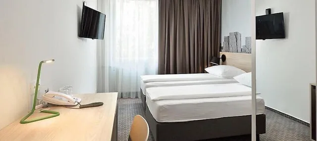 غرفة قياسية ثلاثية بسرير مزدوج وسرير فردي، B&B Hotel Ljubljana Park 3/4