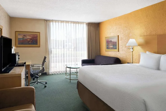 غرفة بسرير كينج، Ramada by Wyndham Tucson 2/5