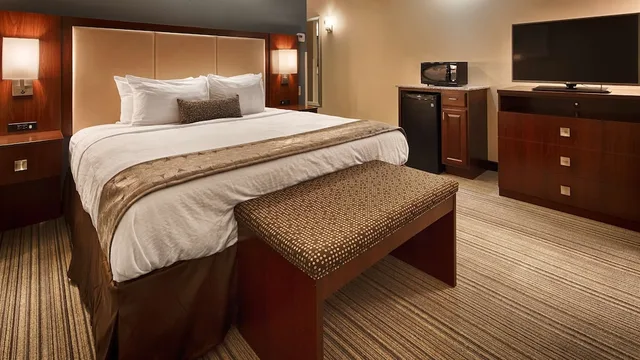 جناح كبير بسرير كينج مع أريكة بمطبخ، Best Western Plus Boardman Inn & Suites 1/2