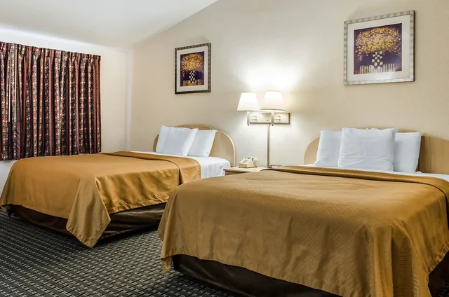 غرفة قياسية بسريرين كوين، Rodeway Inn State College 1/6