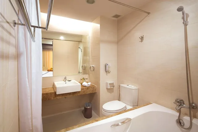 غرفة ثلاثية بسرير كوين وسرير فردي بإطلالة على المدينة، TTC Hotel - Michelia 4/7
