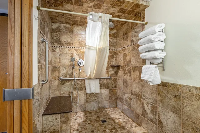غرفة قياسية بسريرين كوين بإطلالة لذوي الإعاقة، Best Western Plus Longbranch Hotel and Convention Center 3/3