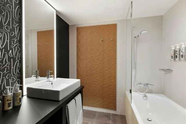 غرفة بسرير مزدوج مع دخول صالة النادي، RENAISSANCE ZURICH TOWER HOTEL 3/5
