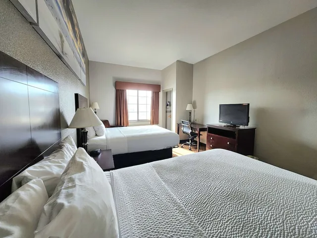 Efficiency, 2 Queen Beds, Kitchenette، Days Inn By Wyndham Kemah 1/10