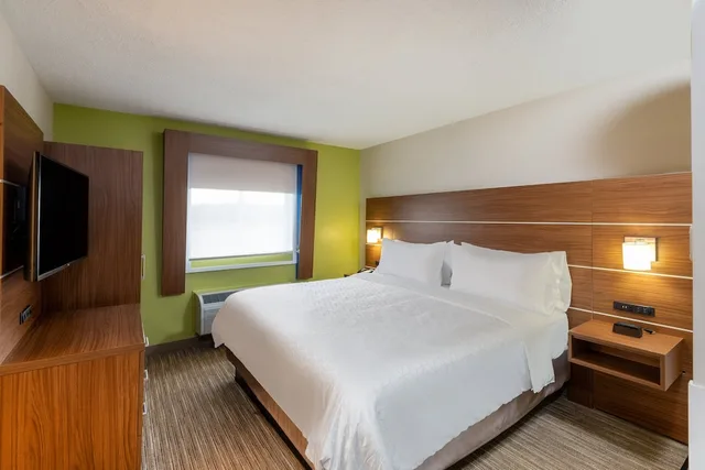 جناح بسرير كينج مع أريكة، Holiday Inn Express Cleveland-Vermilion 1/4
