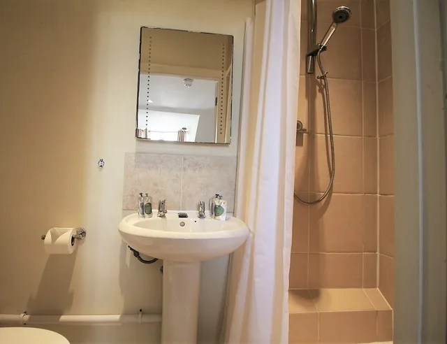 جناح بسرير مزدوج وسرير فردي، The Saracens Head Hotel 2/2