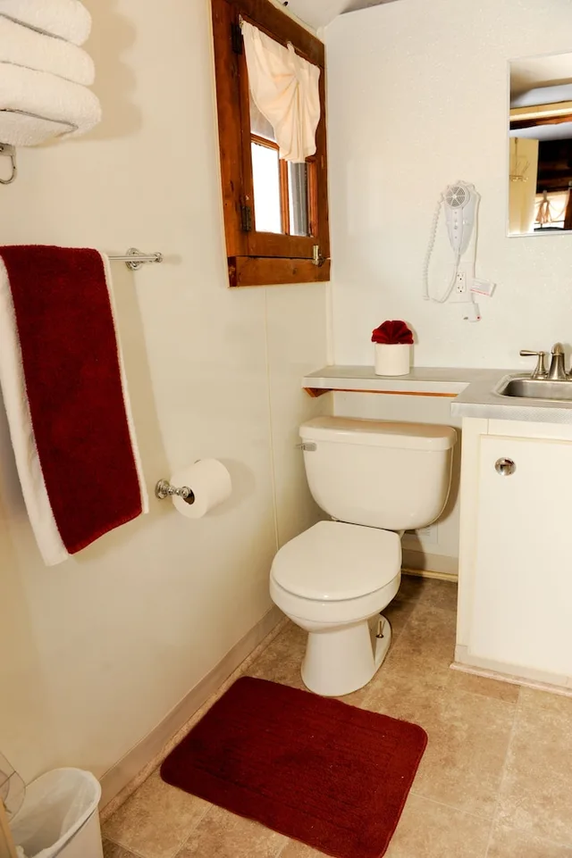 Cabin, Bunk Bed, Lake Front, Sofa، Clear Lake Resort 2/3