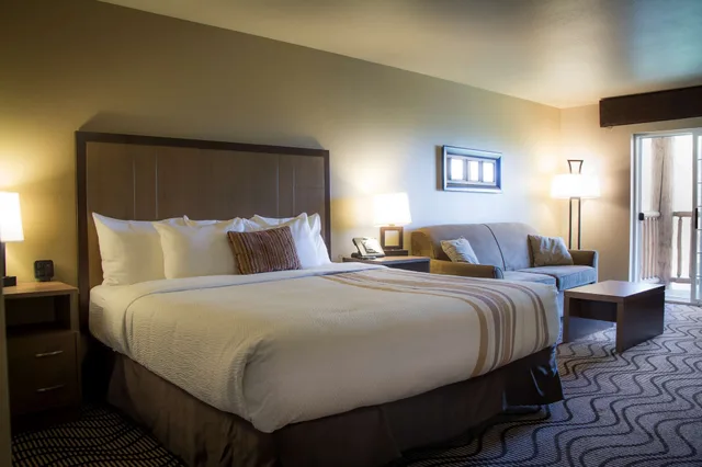 جناح بسرير كينج بإطلالة على النهر بحوض جاكوزي، Best Western Plus Riverfront Hotel And Suites 7/10