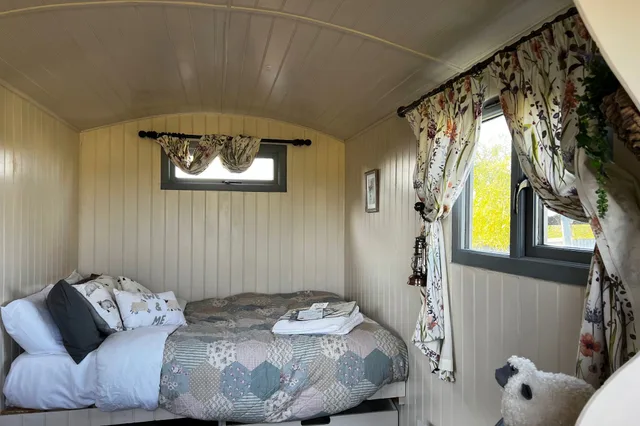 Comfort, Cabin, Double Bed, Beach Side, Garden View، Norfolk Accommodation - mYminiBreak 2/6