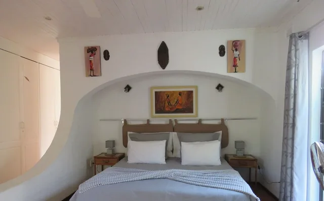 غرفة بسرير كينج مع أريكة، Beachcomber Bay Guest House 1/10