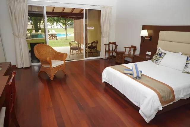 غرفة ديلوكس بسرير مزدوج وسرير فردي بإطلالة على البحر، Langkah Syabas Beach Resort 3/3