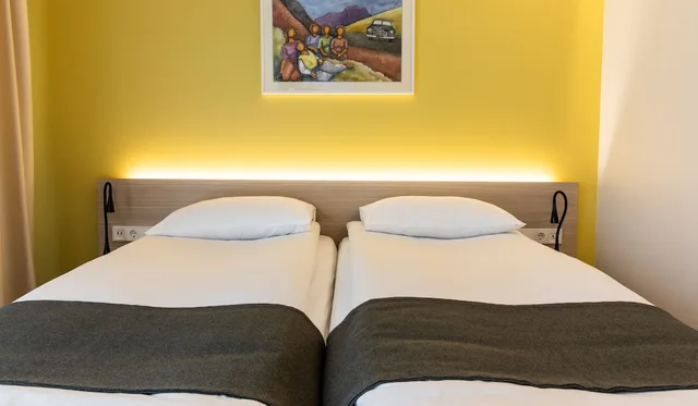 غرفة ثلاثية بسرير كوين مع أريكة، Hotel South Coast 2/3