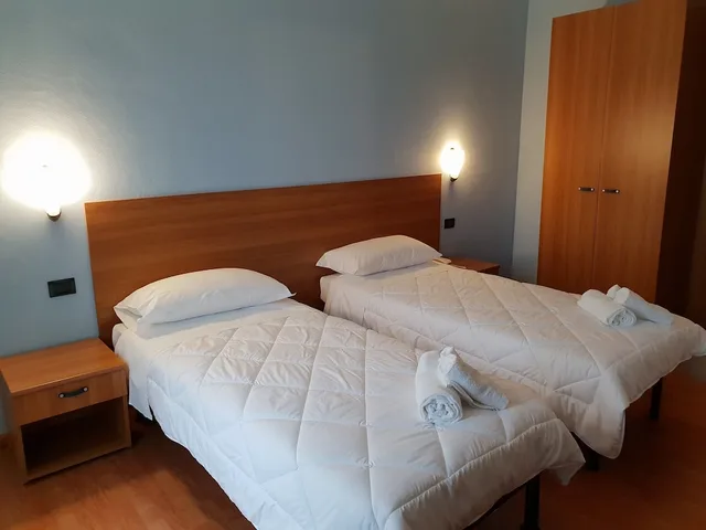 غرفة بسريرين منفصلين، Risthotel Airport 2/4