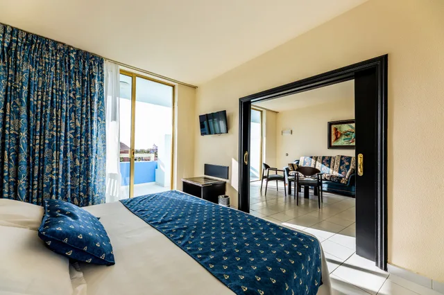 جناح بثلاثة أسرّة، Mediterranean Palace 3/4