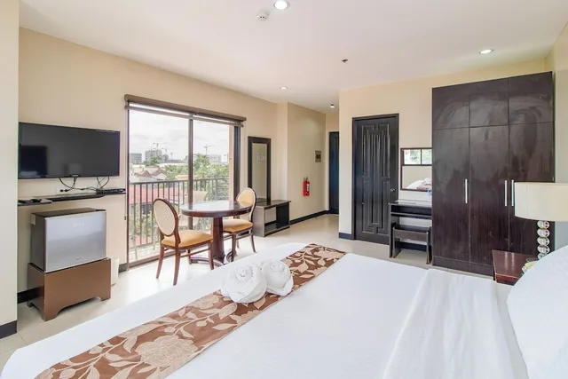 Suite, Main Hotel And Suites 1/3