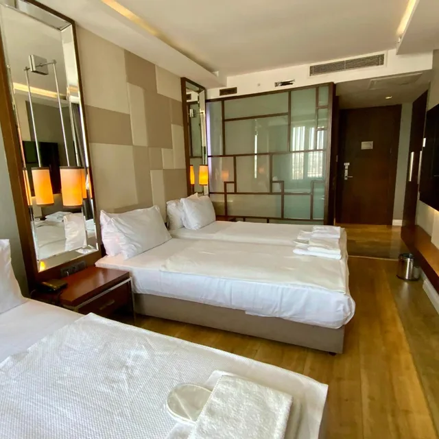 غرفة قياسية ثلاثية بسرير فردي بإطلالة على البحر، The Biancho Hotel Pera 1/7