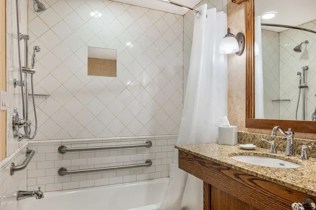 غرفة قياسية بسرير كينج لذوي الإعاقة، Best Western Premier Mariemont Inn 3/4