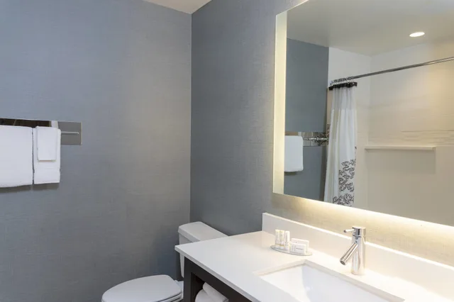 جناح بسرير كينج بغرفة نوم واحدة مع أريكة، RESIDENCE INN AKRON SOUTH/GREEN 5/6