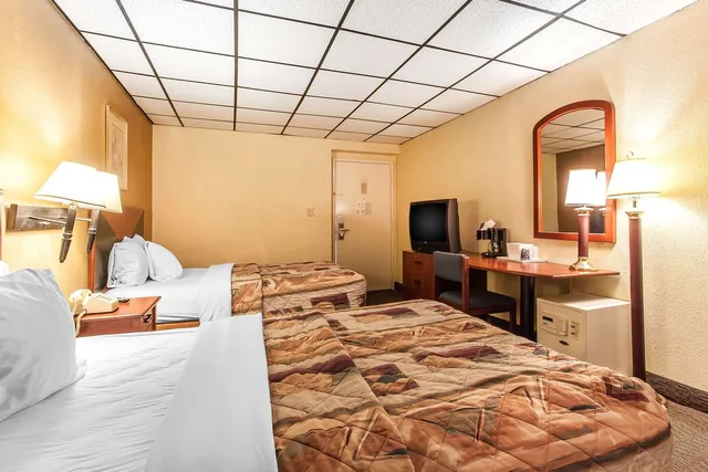 غرفة بسريرين مزدوجين للمدخنين، Rodeway Inn Sandusky North 3/3