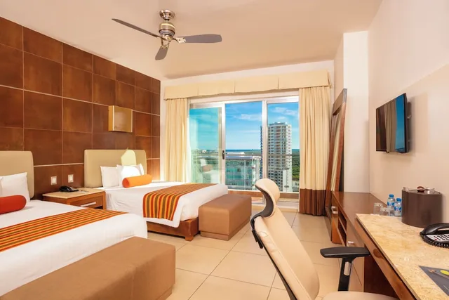 Krazy King or double bed Non Refundable, Krystal Urban Cancun 10/10