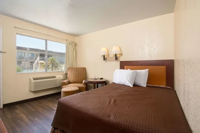 غرفة قياسية بسرير مزدوج، Rodeway Inn Kissimmee Maingate West 1/3