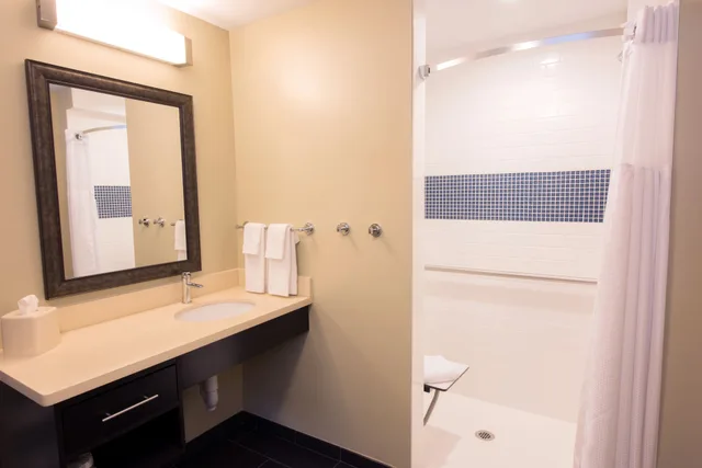 جناح بسرير كينج وسريرين كوين بغرفتي نوم لذوي الإعاقة، Staybridge Suites Albany Wolf Rd Colonie Center 5/5
