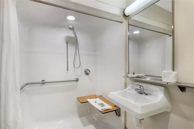 غرفة بسرير كينج لذوي الإعاقة، Best Western Port Columbus 8/8