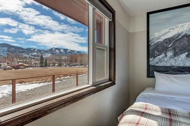 Meadow, King Bed, Sofa، Loyal Duke Lodge 1/5