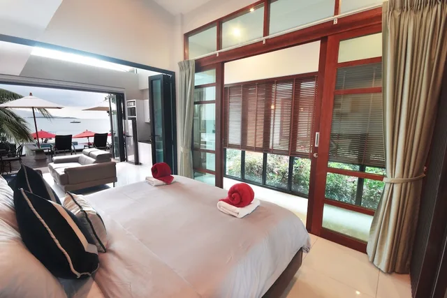 2 Bedrooms, Villa, King and Queen Bed, Beach Front، Villa Labaron 2/3