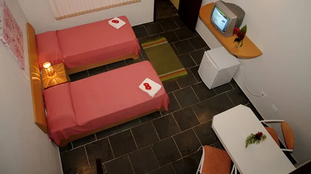 Family, 1 Double and 3 Single Beds، Hotel da Ilha 1/2