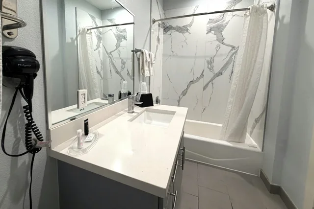 غرفة بسرير كينج بمطبخ صغير لغير المدخنين، Hotel Royale IAH Airport North Houston I-45 5/7