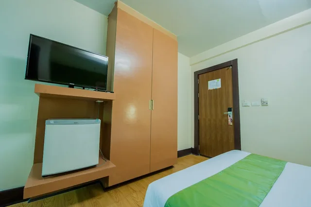 Standard, Queen Bed, The Seasons Bangkok Huamark 7/10