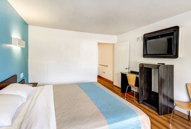 غرفة قياسية بسرير كينج، Motel6 Waco, TX - Lacy Lakeview 3/10
