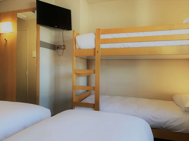غرفة قياسية بسرير مزدوج وسريرين منفصلين، Kyriad Direct Clermont Ferrand Nord Gerzat 3/4